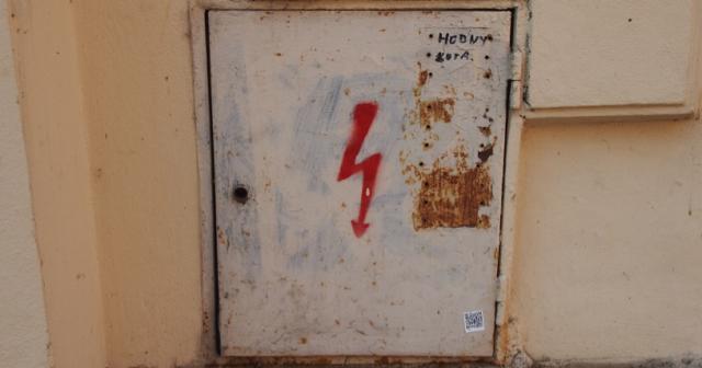 チェコの電気関連の設備が、隠してある場所のマークがかっこいい。