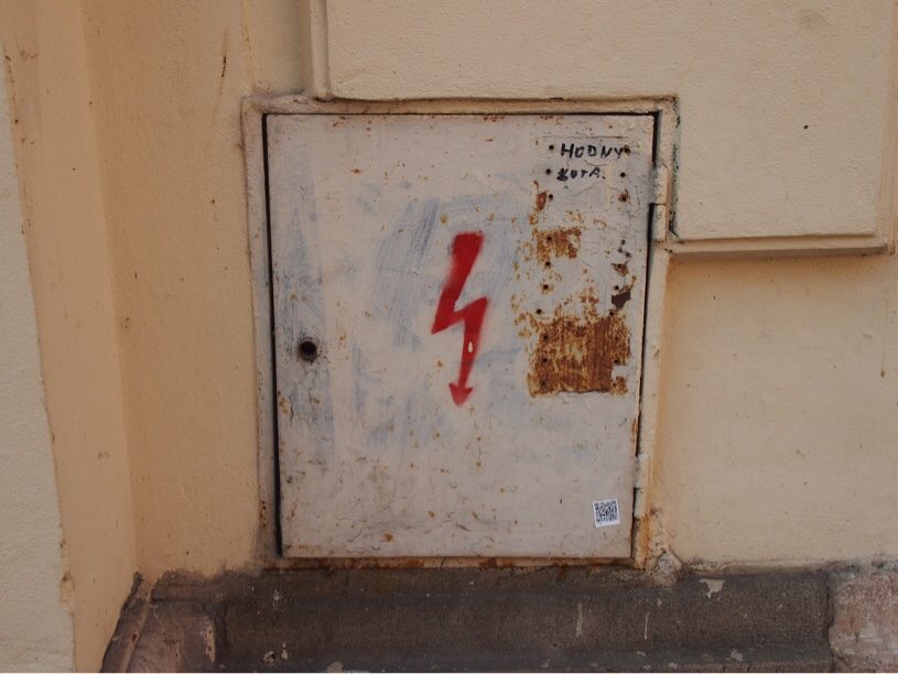 チェコの電気関連の設備が、隠してある場所のマークがかっこいい。