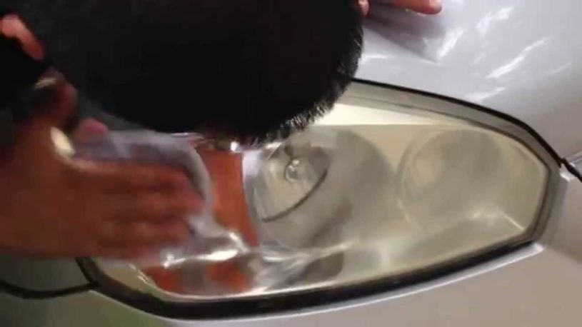 黄色く曇ってしまったヘッドライトを「虫よけスプレー」でピカピカにする裏ワザが話題に