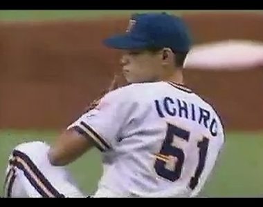 全盛期イチローの芸術的バットさばきがヤバイ カメラを狙っていいよと言ったら本当に当てたｗｗｗｗ アットトリップ