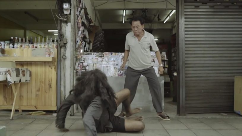 【タイCM】毎日お店の前にいるホームレスのおじさんを追い払う。その後、防犯カメラで何をしていたかを確認した結果→店主が涙。