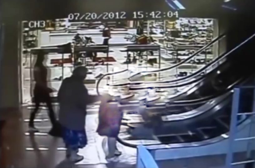 エスカレーターで連れ去られるロシアのおばあちゃん