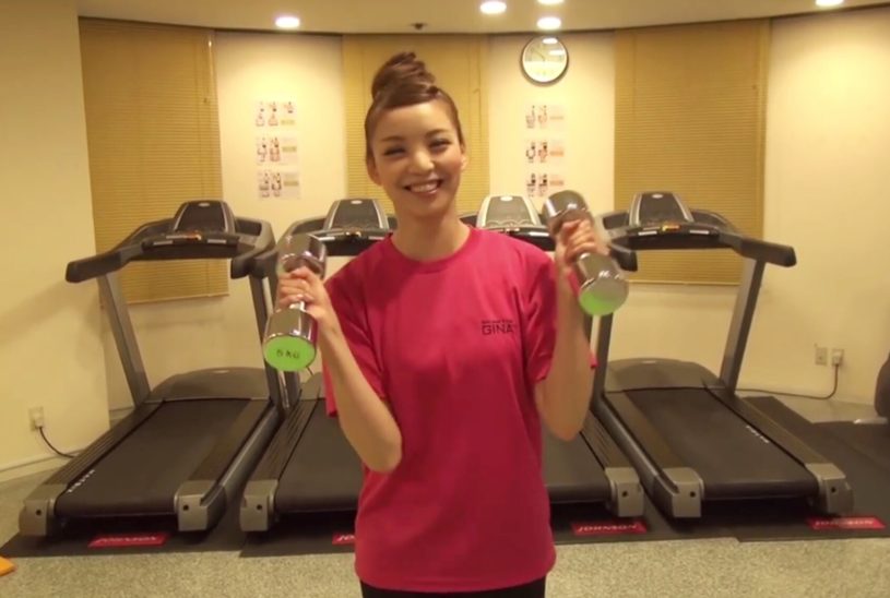 女子向け太ももを細くするダンベルストレッチトレーニング