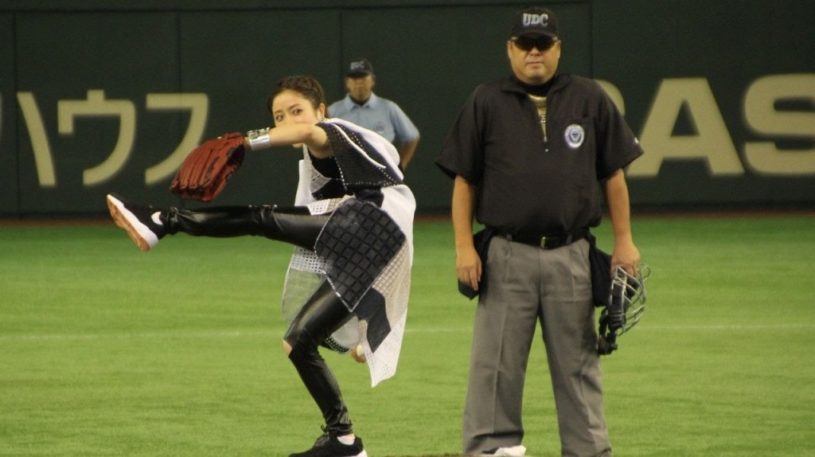 石原さとみのノーバン始球式、投球フォームがかっこいい！！マサカリ投法