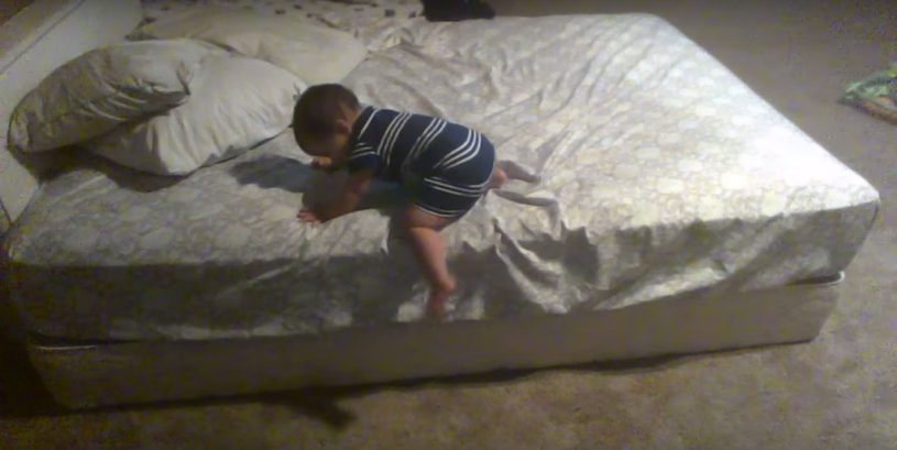 生後１１ヶ月の赤ちゃんが考えた安全に降りる方法がすばらしい！と話題に。