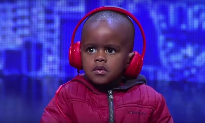 ３歳児のDJテクニックがやばい！フロアにいる観客の様子をみてエフェクトをかける様子は、完全にプロ！