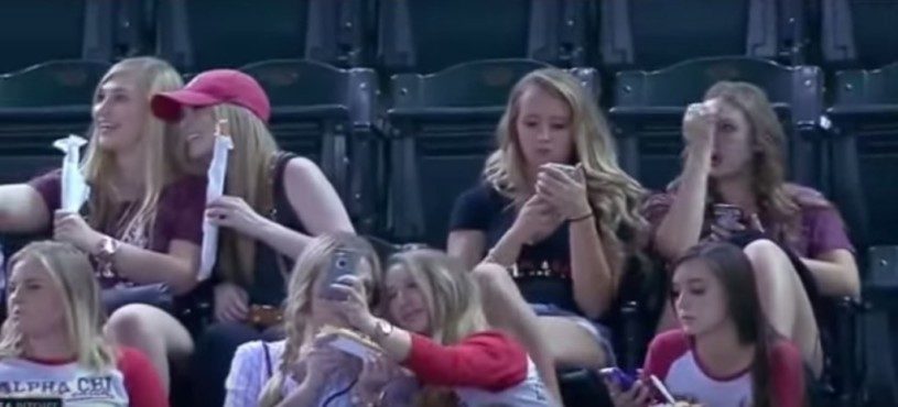 野球の試合中にテレビ撮影された自分撮りが大好きすぎる女子達