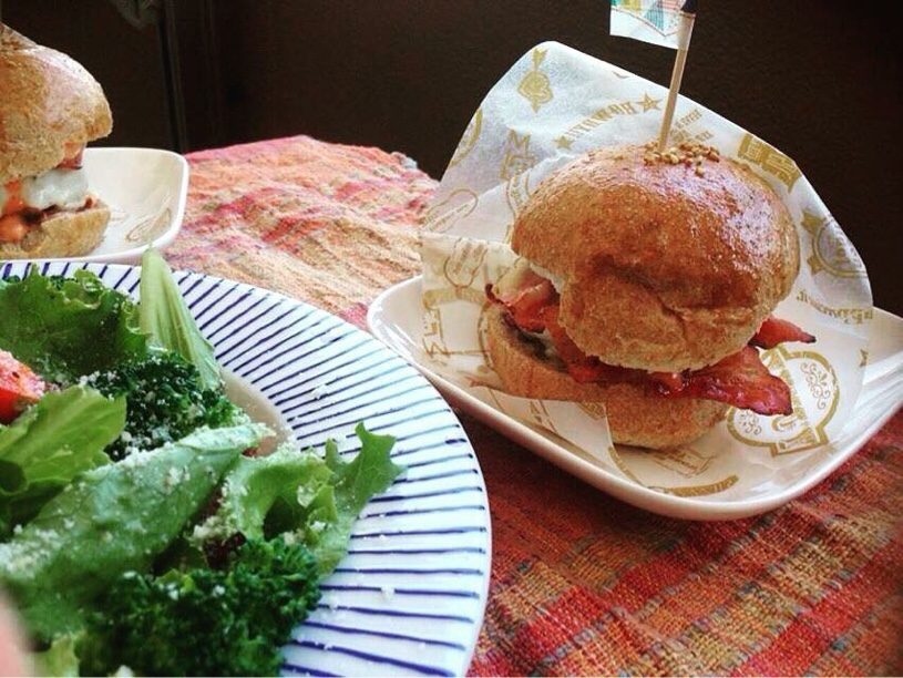 びっくりするほど美味しい！！自家製チーズ月見バーガーのレシピ