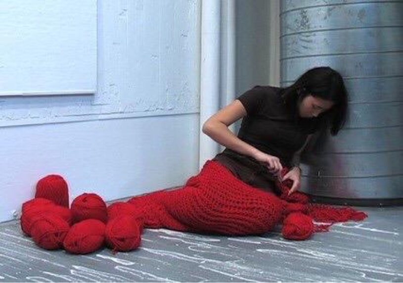 秋になったのでマフラーを編んでいた人が編みすぎてマフラーに包まれてしまった。