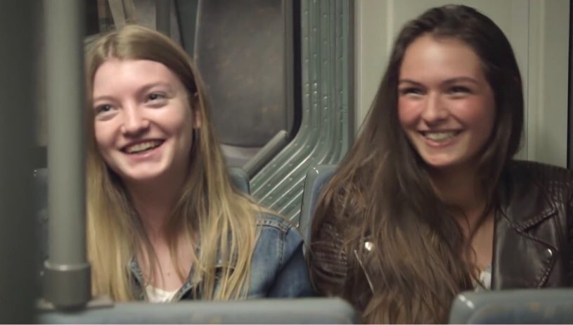 満員電車の中で「笑い続ける人」が1人いると車内がみんな笑顔になる実験