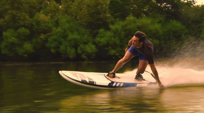 モーター付きサーフボードで川を疾走する様子が超たのしそー！！！