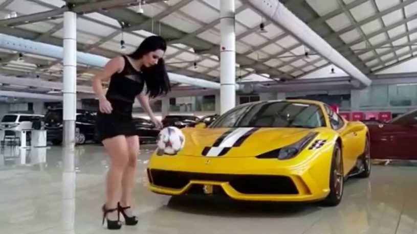 ハイヒールを履きながら高級車の前でフリースタイルサッカー