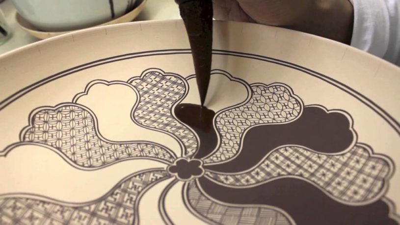 九谷焼の絵付けの様子が海外で人気に。一枚一枚丁寧に描いているのか！！と驚きの声