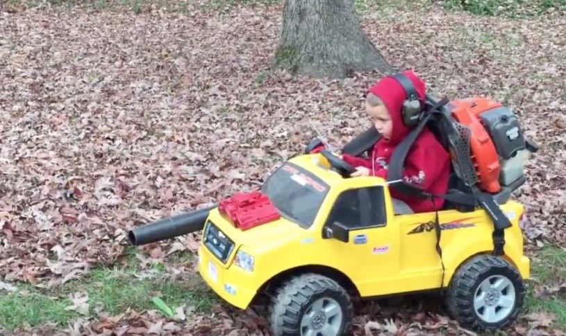 風を噴射して落ち葉を吹き飛ばすｗｗｗｗお掃除を手伝ってくれる子供。