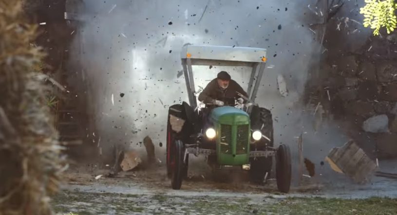 爆走！！りんご農家のおじさんがトラクターでありえない速さで市場まで運ぶwwww
