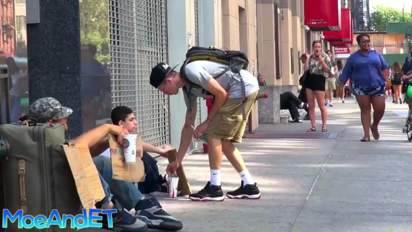 感動したと話題にNYホームレスとなりに子供が座りホームレスの人の手助けをした結果