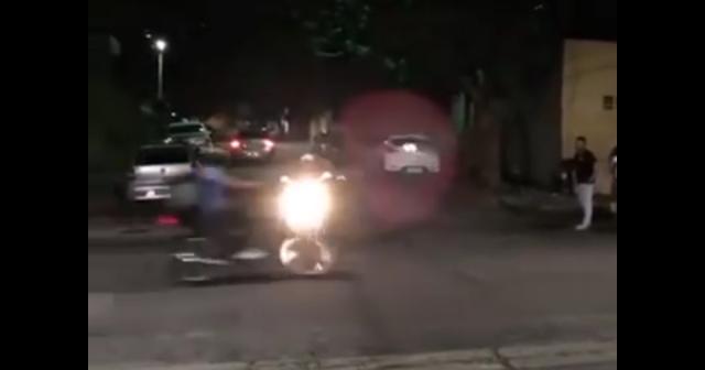 爆音で走るバイク。よーく見たらトロンボーンだった。