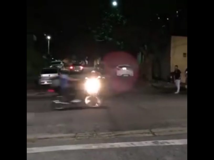 爆音で走るバイク。よーく見たらトロンボーンだった。