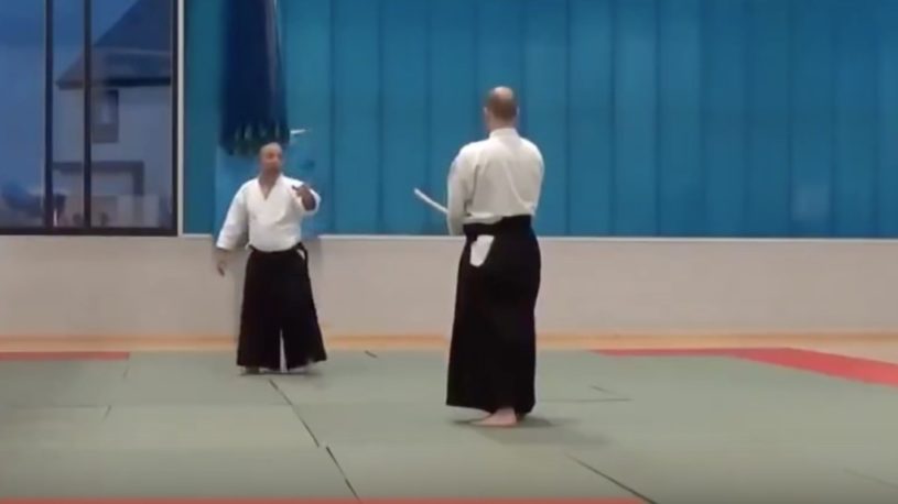 合気道の達人が刀を持った相手から身を守る方法を実演。