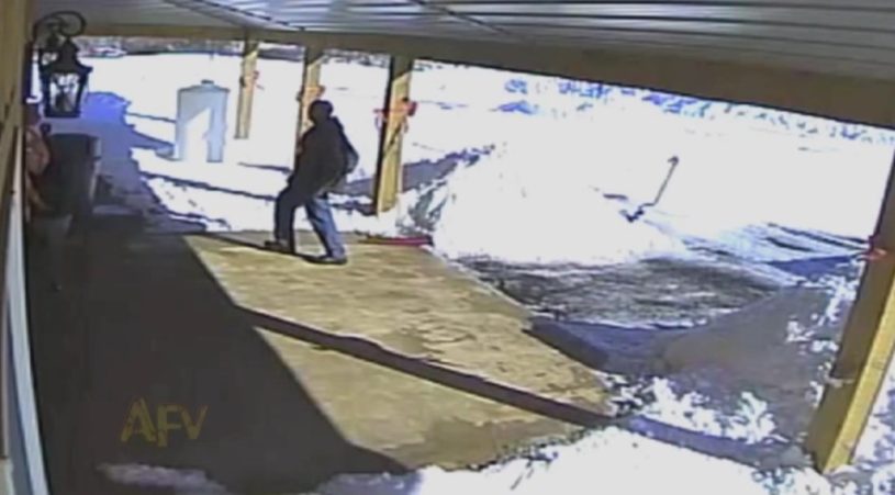 雪かきしたあと何も起きなかった→ドア閉めた→大量の雪が落ちてきた！