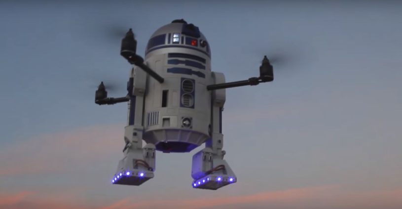 R2D2のドローンが完成。４つのプロペラで飛ぶR2D2は、ドラえもんがタケコプターで飛んでいるみたいでかっこいい！