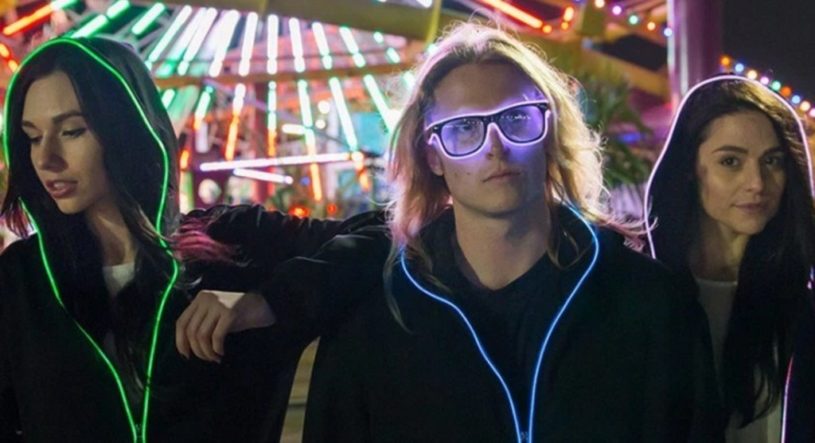 フードが光るとパーティーに着て行く時に良さそうだぞ。