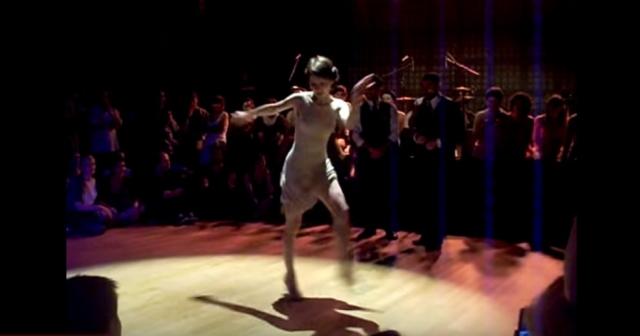 女性によるとってもかわいいスウィングダンス