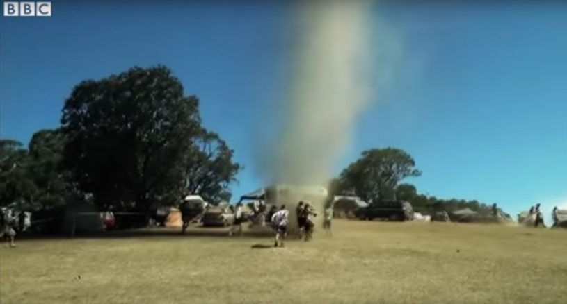 オーストラリアのダンスパーティーに現れた竜巻。パーティーキッズ達は、竜巻に飛び込むｗｗｗｗｗ