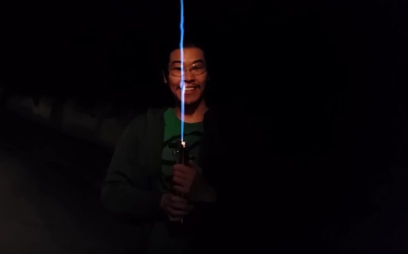 めっちゃリアルなライトセーバーが完成。火力がありすぎるｗｗｗｗｗ