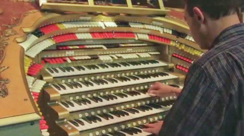 宇宙に飛ばされるほどの音色。1927年製パイプオルガンによるスターウォーズ。