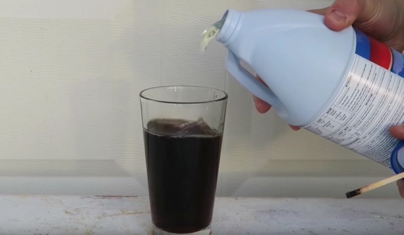 コカ・コーラに漂白剤を入れると何色になるか？