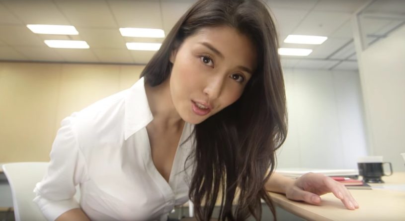 橋本マナミの教えて！マナミ先輩が公開された！スーツ姿の橋本マナミ先輩とスペシャルコンテンツでは、二人っきりの会議室！