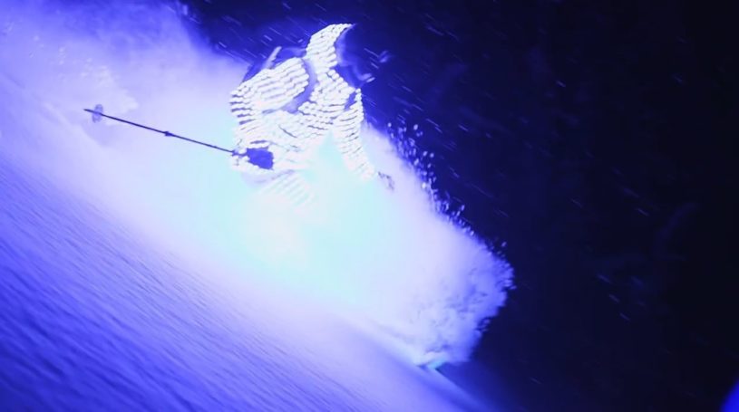 全身にLEDのスーツでスキーをする姿が神秘的ｗｗｗ