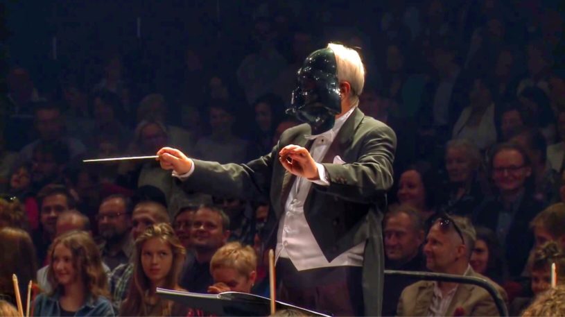 スターウォーズのテーマをダースベイダー指揮によるオーケストラの演奏