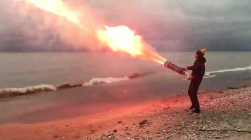 7本のロケット花火を束ねて発射した結果wwww