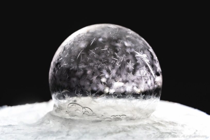 シャボン玉を凍らすととても綺麗な結晶の模様が浮かび上がることが判明