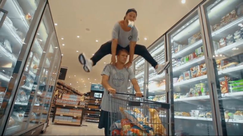 世界的に有名なフリーランニングチームがデパートの中でミラクルなジャンプや動きを披露