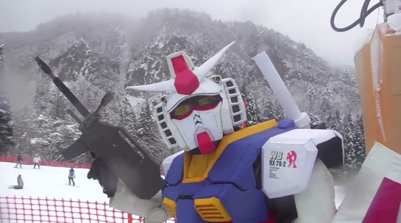 雪原に現れたガンダム。雪のを上をスノーボードで滑走。