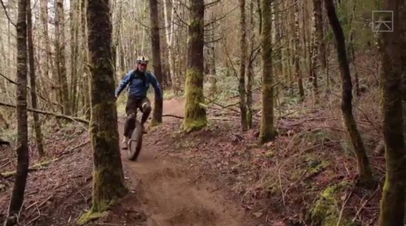 山道を一輪車で走る競技が流行っているみたい！