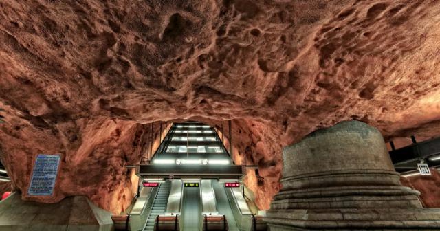 ストックホルムの地下鉄は、普通に乗るだけでアートに満ちあふれている。