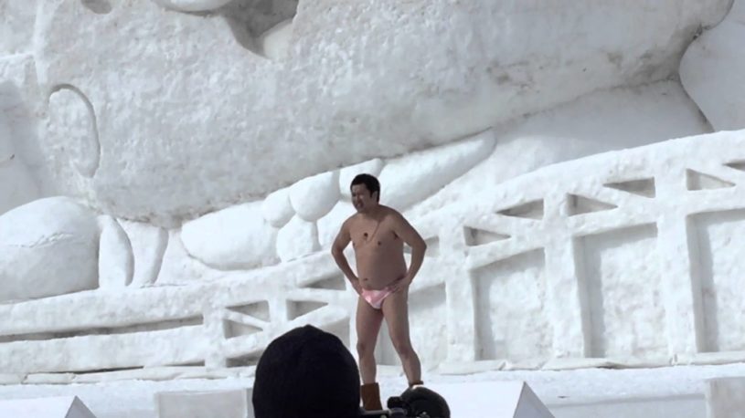 寒そう。可哀想。風邪をひかないか心配。とにかく明るい安村を励ます声が話題