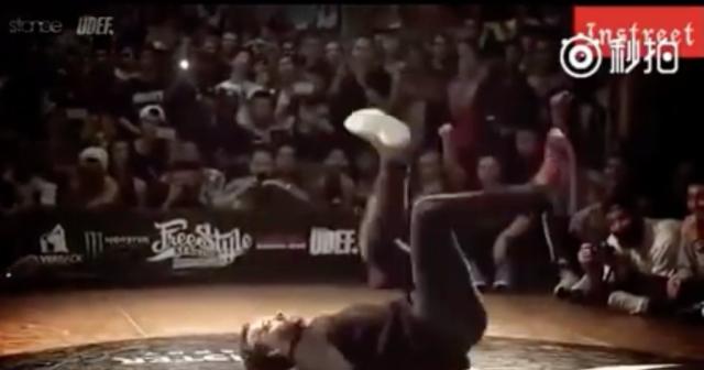 逆再生しているかのようなダンス！かっこいい！