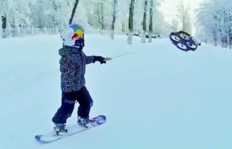 ドローンに引っ張られて滑るスノーボード