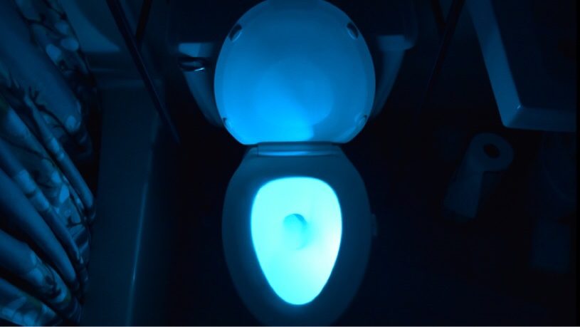 真夜中のトイレが楽しくなる。トイレをカラフルにする装置。