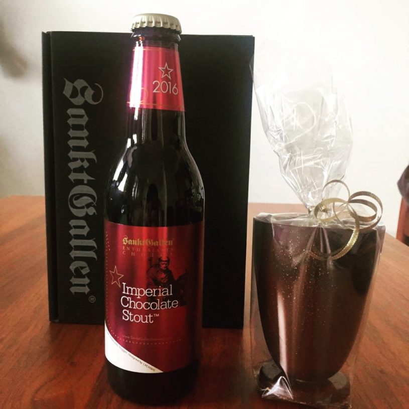 チョコレートのグラスとチョコレート味のビールをもらいました。