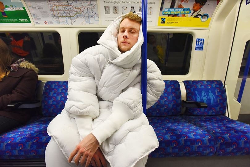 どこでも眠れる服が開発された
