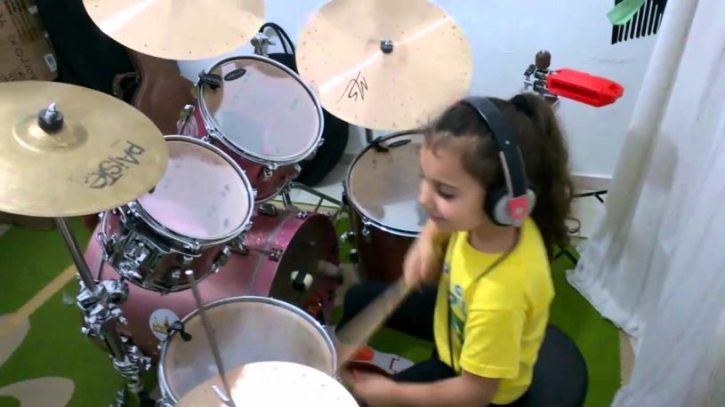 ５歳の少女のドラムテクニックが凄い！曲はシステム・オブ・ア・ダウン