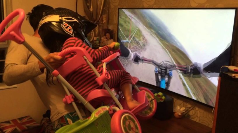 マウンテンバイクのレース動画を見ながら英才教育する様子がとっても微笑ましいｗｗｗ