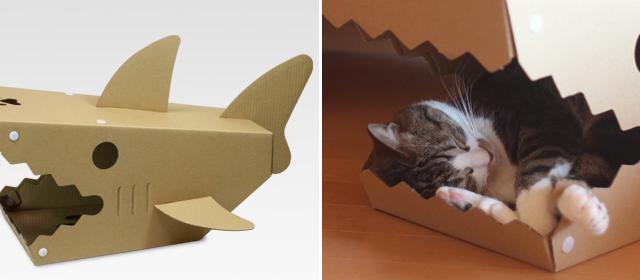 猫は、箱が好き。それを応用して作られたサメの形をしたダンボール