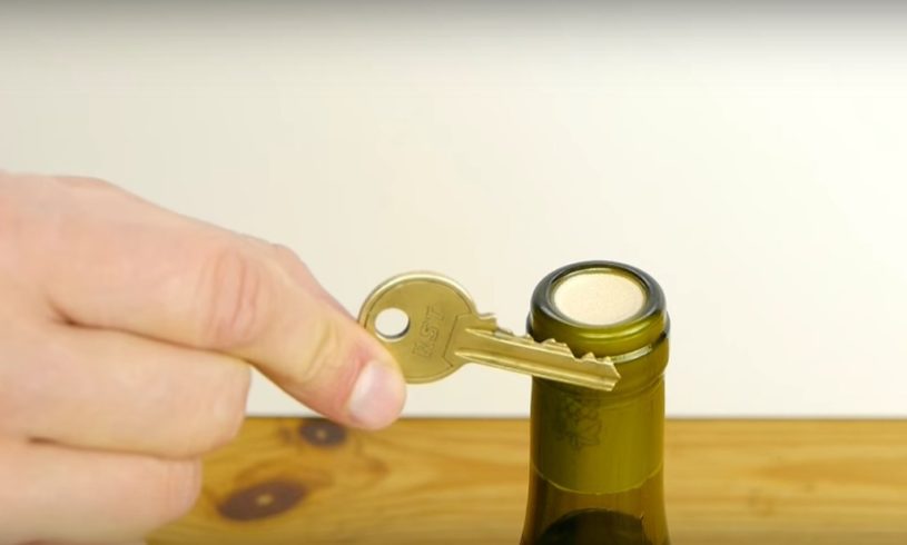 ワインオープナーがない！ワインを鍵を使って開ける方法
